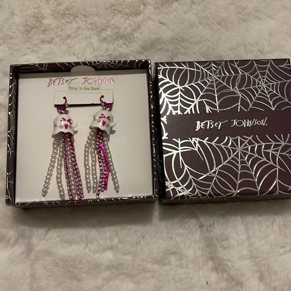 New in box Betsey Johnson Glow in the Dark Ghost Drop earrings - Picture 2 of 4